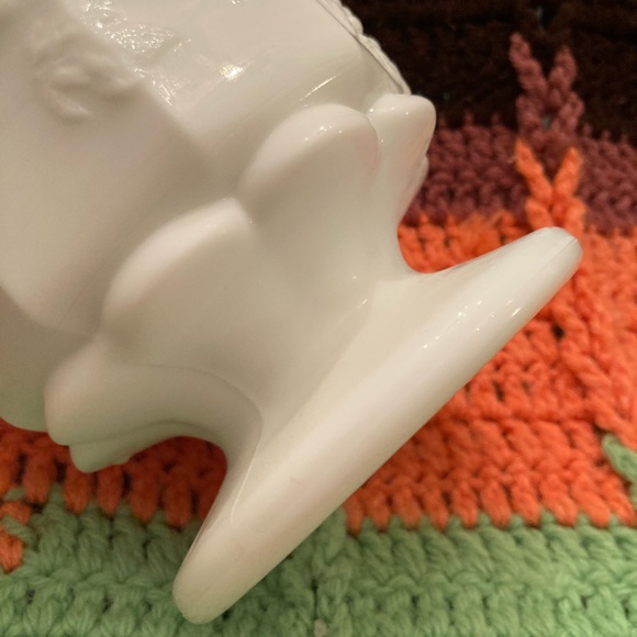 Vintage Westmorland Milk Glass Embossed Grape Pattern Pitcher - Picture 8 of 15